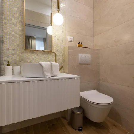 Palace Luxury Apartment *