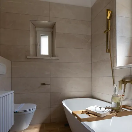 Palace Luxury 公寓 *