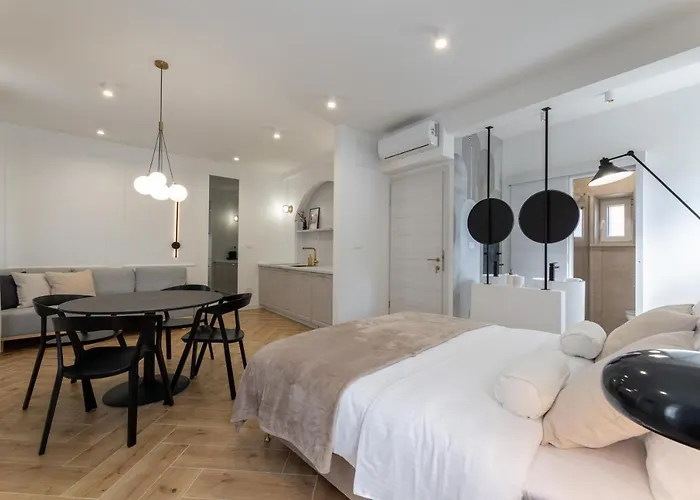 Palace Luxury Apartment *