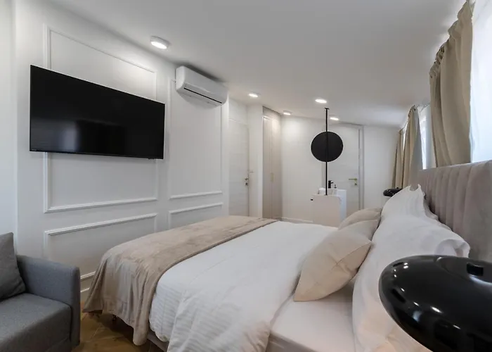 Palace Luxury Apartment *