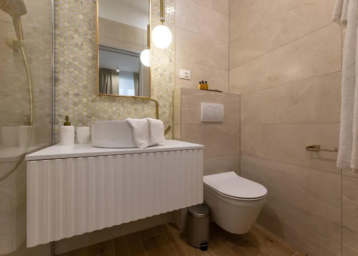 Palace Luxury Apartment *